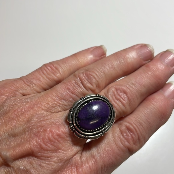 Vintage purple cabachon gemstone ring signed by artist - Picture 2 of 11